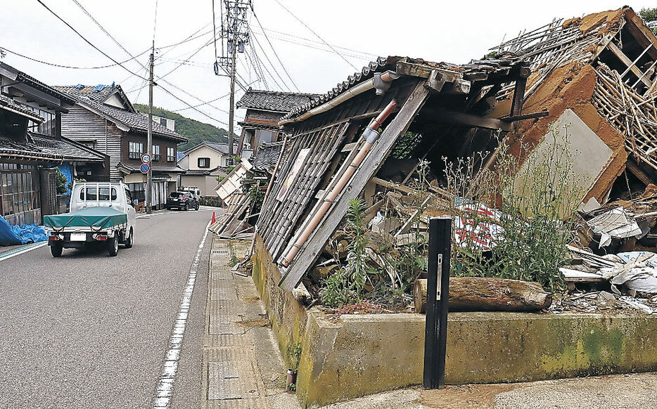 崩れたままの家屋が多く残る志賀町富来領家町。再建へ区は最大１００万円の支援金を贈る取り組みを始める＝２４日