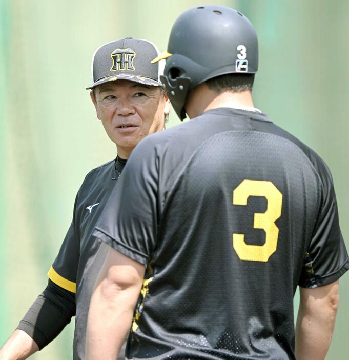 　大山（手前）と話す和田２軍監督（撮影・石井剣太郎）