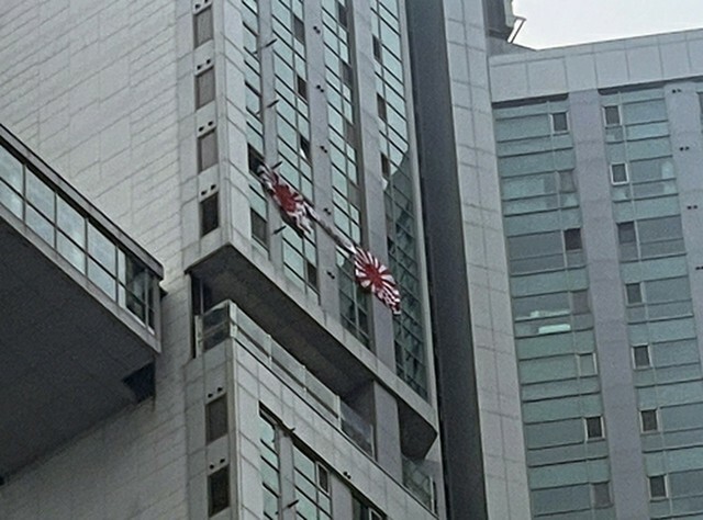 旭日旗が掲げられた釜山市内の建物＝（聯合ニュース）