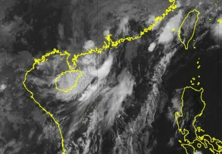 1日午前10時30分現在の台風2号（気象衛星ひまわり撮影）