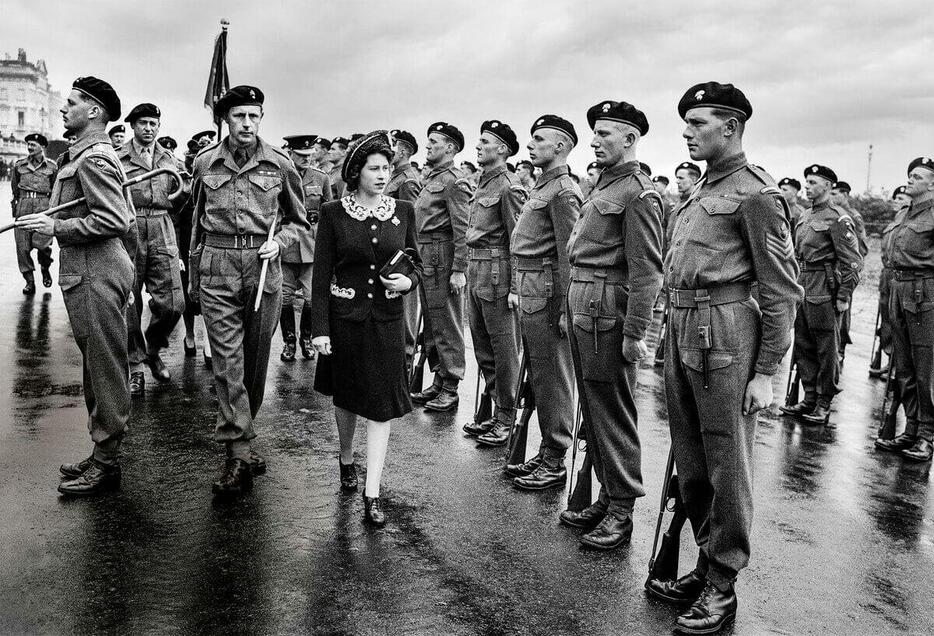 1944年5月17日、英国南岸のブライトン近郊で、未来の女王、18歳のエリザベス王女が、作戦開始日Dデイの準備を進めるグレナディアガーズ第2大隊の儀仗隊を視察している。（SHAWSHOTS/ALAMY/ACI）