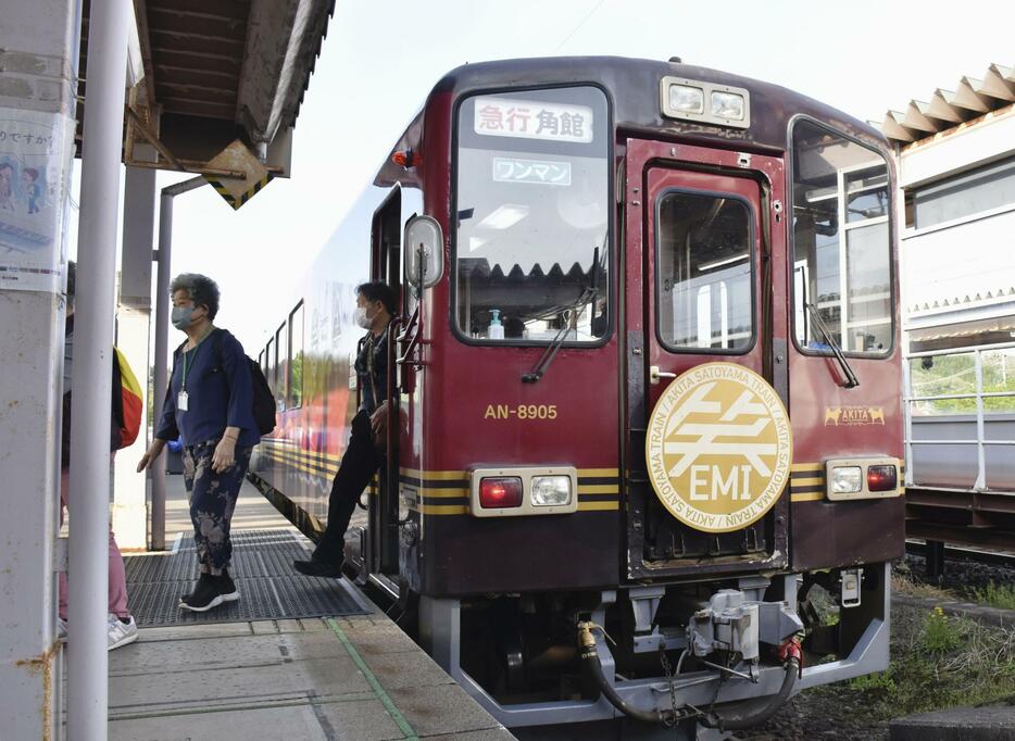 秋田内陸線角館駅に停車する車両＝4月29日、秋田県仙北市