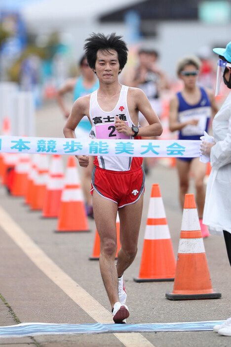 全日本競歩の男子２０キロで、１位でゴールする高橋英輝＝２０２１年３月、石川県能美市