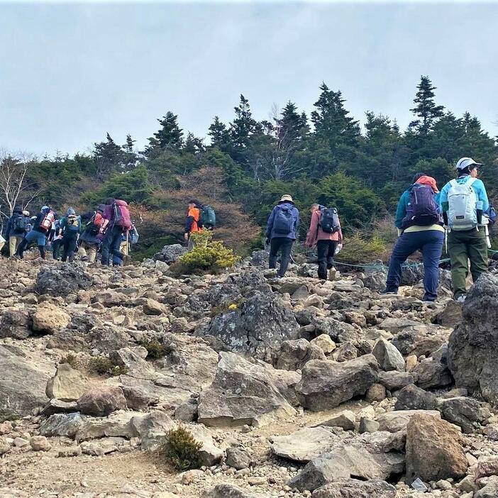 「浅間山ボルケーノラブ活」に参加し、登山道を歩く男女＝2023年秋