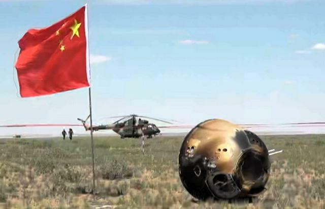 中国・内モンゴル自治区で25日、月の裏側の試料を積んで帰還した無人月探査機「嫦娥6号」=国営中央テレビから