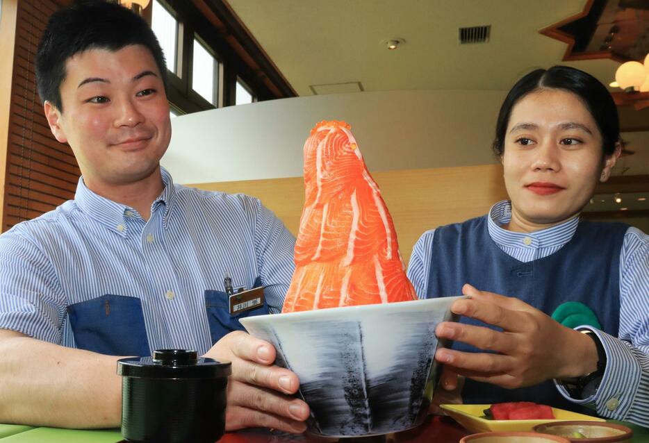 高さ30・26センチの信州サーモン丼