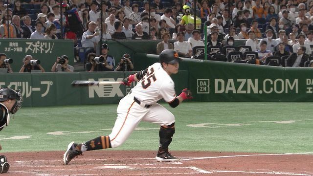 8回ロッテ・種市篤暉投手に巨人・岡本和真選手は三振(画像：日テレジータス)