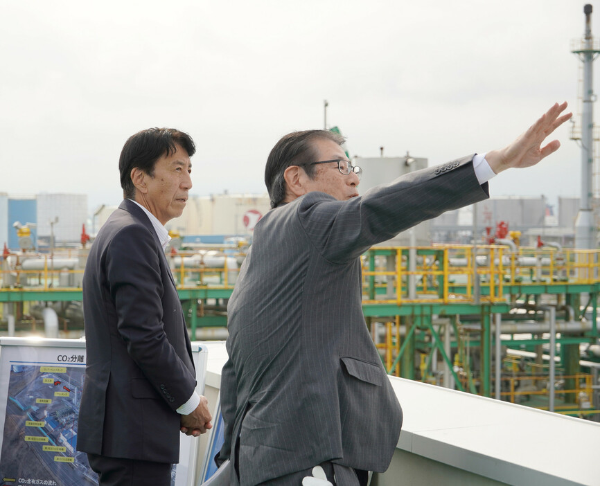 斎藤健経済産業相（左）は２２日、北海道苫小牧市を訪れ、二酸化炭素（ＣＯ２）を回収して地下にためる「ＣＯ２の回収・貯留（ＣＣＳ）」技術の実用化に向けた実証試験施設を視察した。