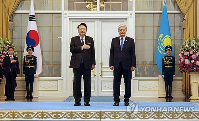 歓迎式典に出席した韓国の尹大統領（左）とカザフスタンのトカエフ大統領＝12日、アスタナ（聯合ニュース）