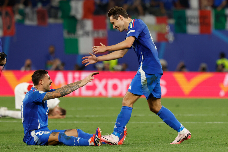 欧州選手権は２４日、ドイツのライプチヒなどで１次リーグＢ組の最終戦が行われ、イタリアはクロアチアと１―１で引き分け、１勝１分け１敗の勝ち点４として同組２位通過を決めた。写真は、喜ぶイタリアの選手。
