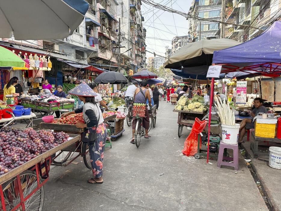 ミャンマー・ヤンゴン中心部の市場＝2024年2月（共同）