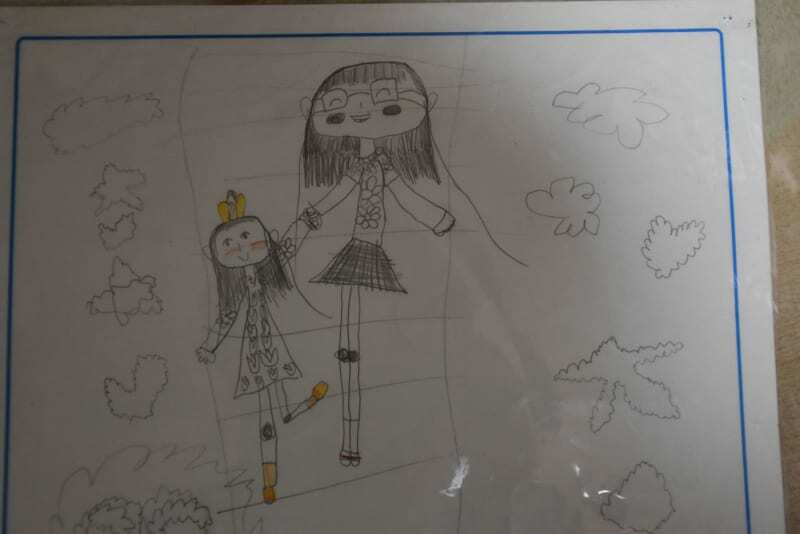 女子生徒が幼い頃に描いた、母親と手をつないでいる絵（遺族提供）