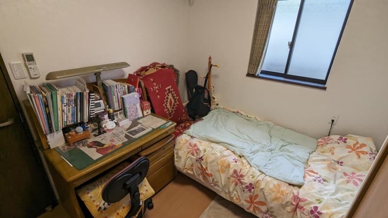 女子生徒の部屋。７年たっても机やベッドがそのまま残されている＝２０２３年１０月
