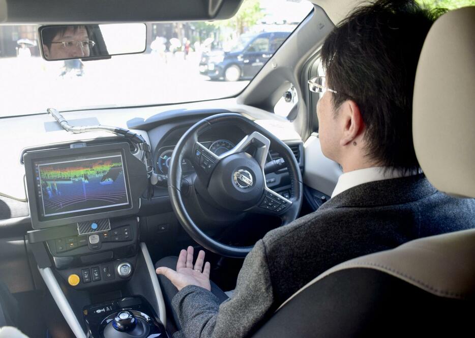 日産自動車が開いた自動運転の報道関係者向け試乗会で、自動で動くハンドル＝5月、横浜市