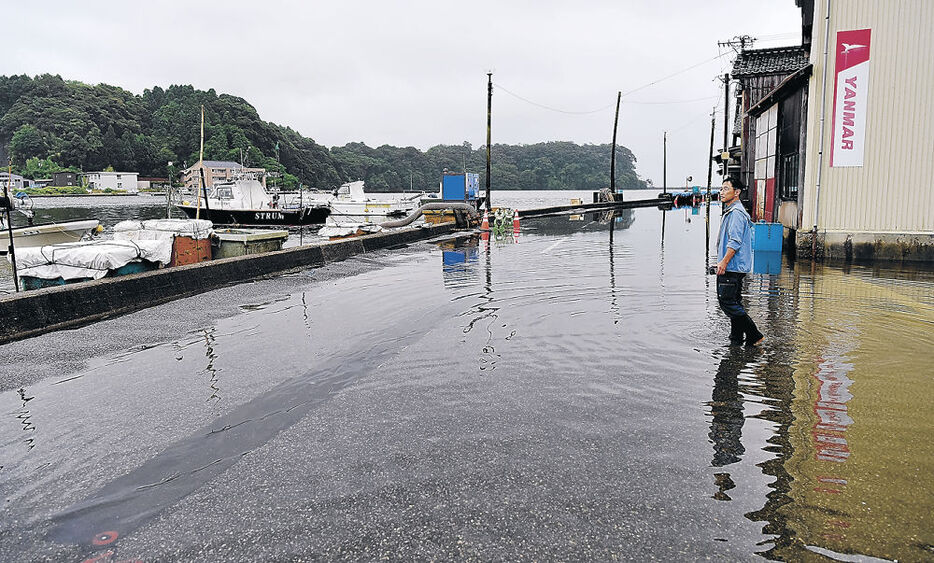 海水が流れ込んだ宇出津港西側の道路＝能登町宇出津