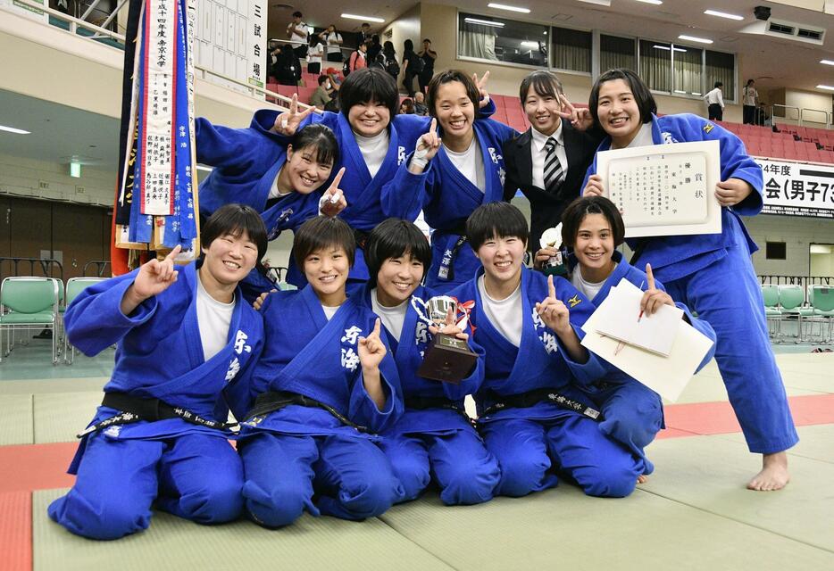 女子1部で優勝した東海大の選手たち＝日本武道館