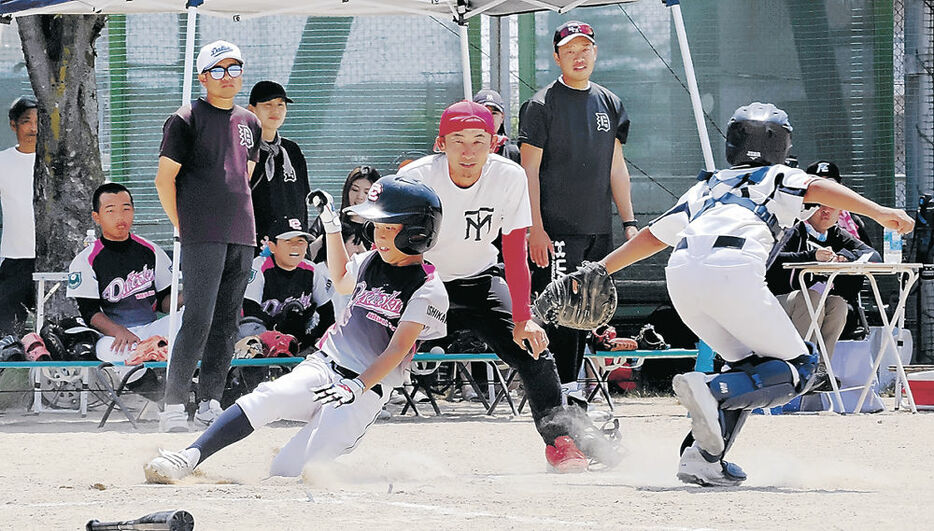 練習試合で全力プレーする金沢と輪島の児童＝金沢市大徳小