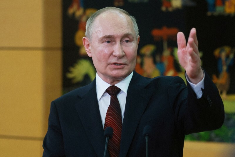 ロシアメディアなどの質問に答えるプーチン露大統領＝ハノイで2024年6月20日、ロイター