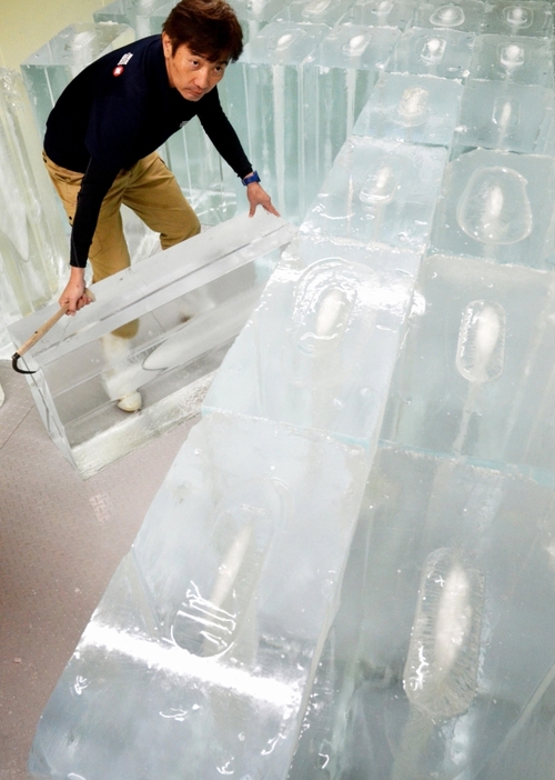 高さ1メートル。一般的なかき氷だと350人分という、透き通った氷柱が並ぶ貯蔵庫=奈良市三条桧町の日乃出製氷