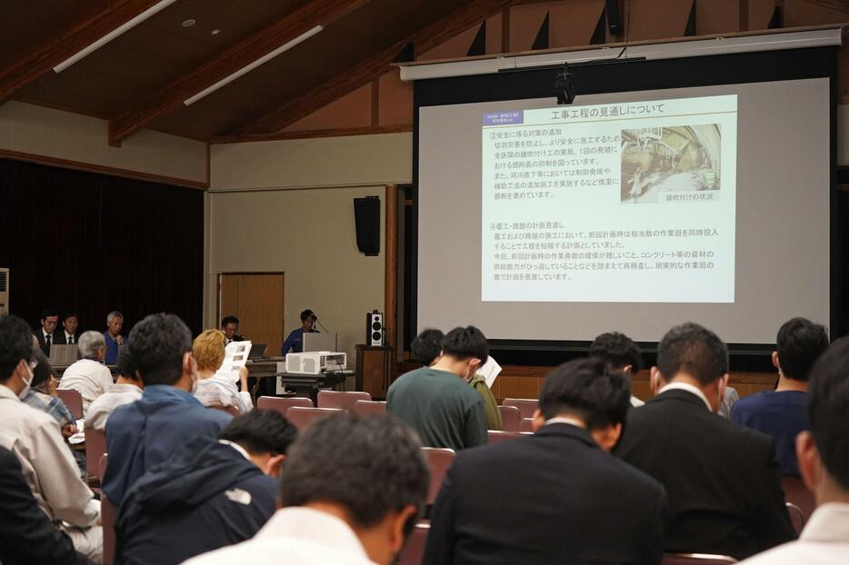 JR東海が開いたリニア中央新幹線のトンネル工事に関する住民説明会＝4日午後、長野県大鹿村