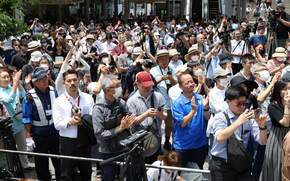 任期満了に伴う東京都知事選が２０日に告示され、１７日間の首都決戦が始まった。５６人が届け出て、候補者数は過去最多だった前回の２２人を大きく上回った。写真は街頭演説に集まった人たち＝同日午前、東京都内