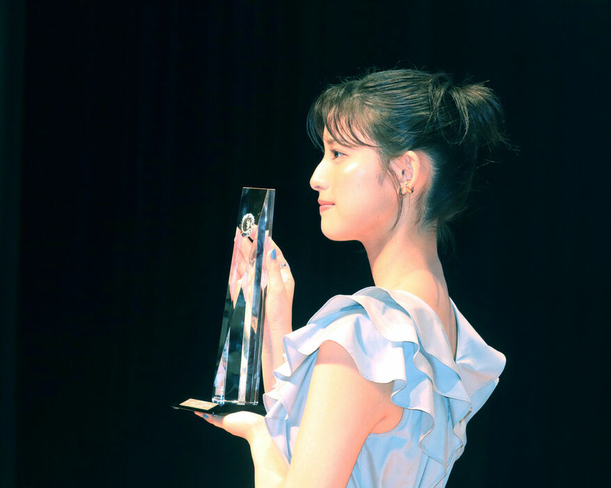 横顔が美しい女性に贈られる「E－ライン・ビューティフル大賞」を受賞した玉田詩織