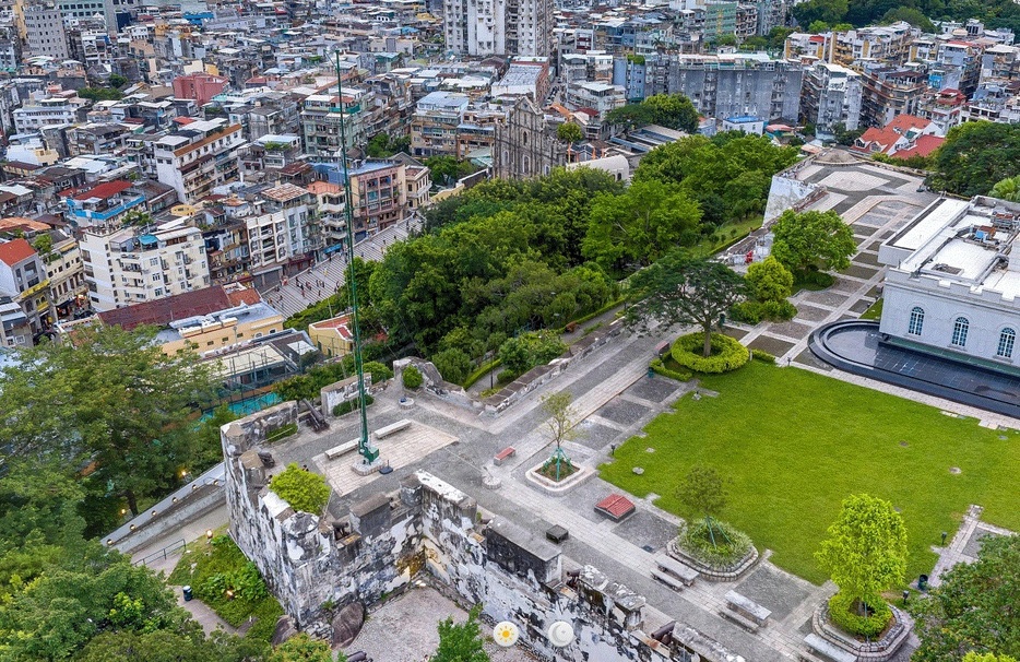 （手前）モンテの砦と（中央上）世界遺産・聖ポール天主堂跡周辺の建築物（写真：ICM）