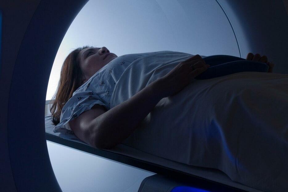 高濃度乳房の女性の乳がん検診では、マンモグラフィーに加えて写真のようなMRIや超音波の検査を行うことが有益かもしれないが、米予防医学専門委員会（USPSTF）は今のところ「根拠が不十分」としている。（PHOTOGRAPH BY MARK KOSTICH）