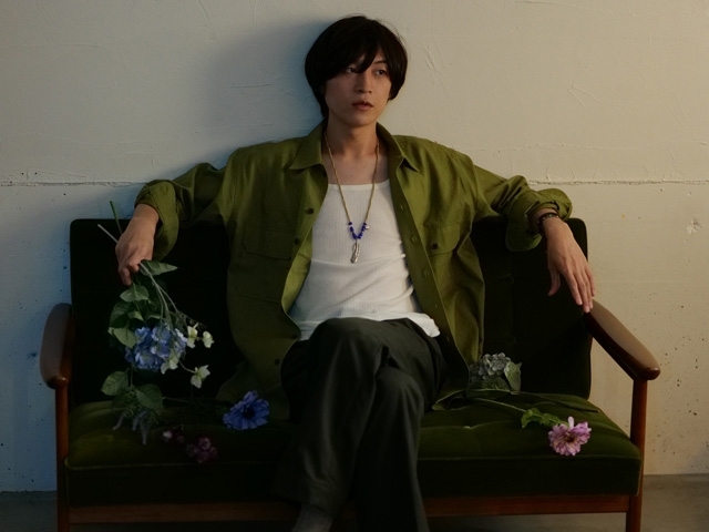 岡村匡紘、近年の世相を反映した初の弾き語りシングル「Embers-Acoustic」をデジタル・リリース