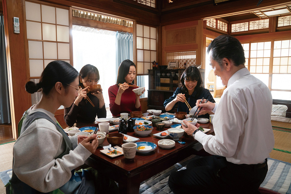 “おなかがすく”と人気の食卓のシーンももちろん健在