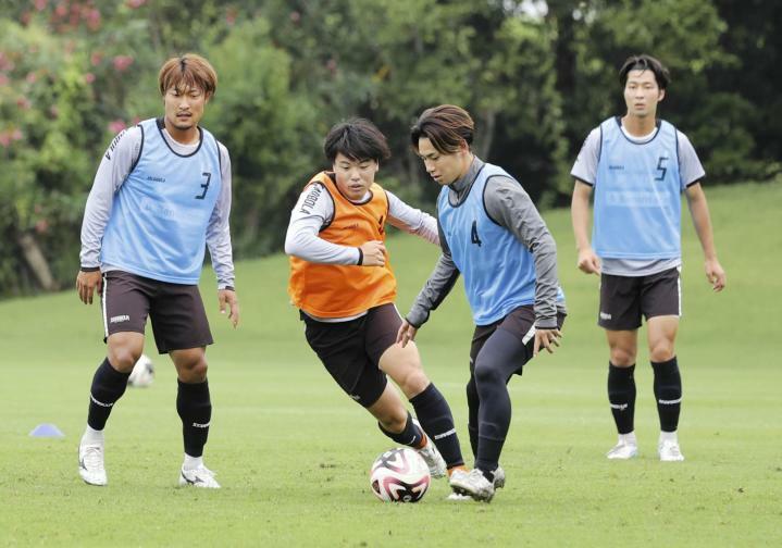 4連勝が懸かる熊本戦に向け、練習する愛媛FC＝27日、松山市井門町