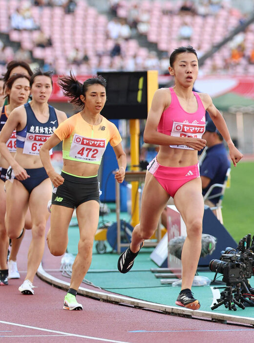 女子８００M予選３組で１着の久保凛(右)。左は３位の田中希実