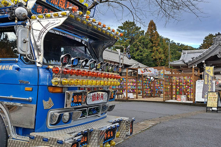 キッチンカーで串焼き屋「可成利屋」を営む後藤さんの愛車は、レトロトラックのマツダ・タイタンをベースにしたデコトラ「銀彩丸」。