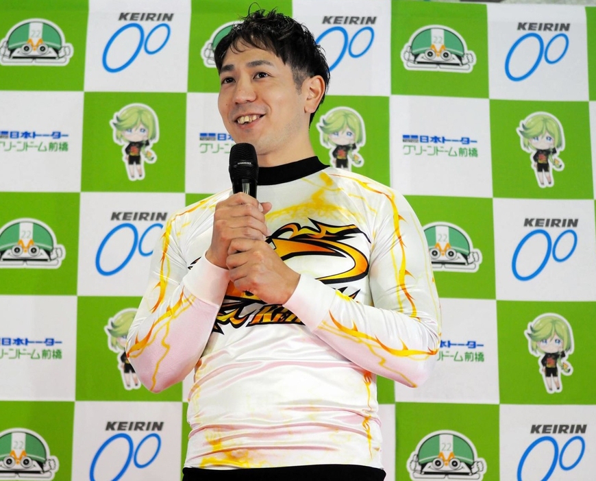 　栄光のグランプリ１番車のユニホーム姿でトークショーを行った松浦悠士