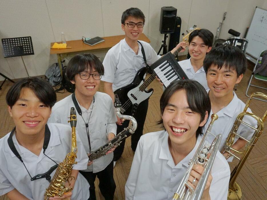 田端さん（前列右）らバンドメンバー。9月には、鯖江市で開催の「鯖江ジャズフェスティバル」に出演する