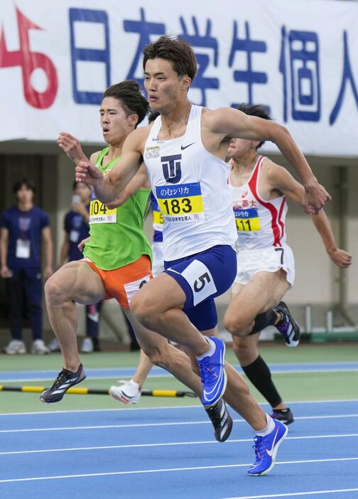 男子100メートル決勝　10秒13で優勝した柳田大輝（右）。左は2位の守祐陽＝レモンガススタジアム平塚