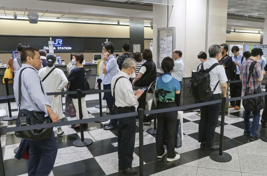 混雑するJR大阪駅の「みどりの窓口」＝19日午後