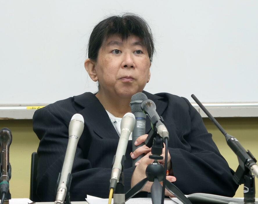 記者会見する松波翔さんの母親千栄子さん＝6日午前、大阪府泉佐野市