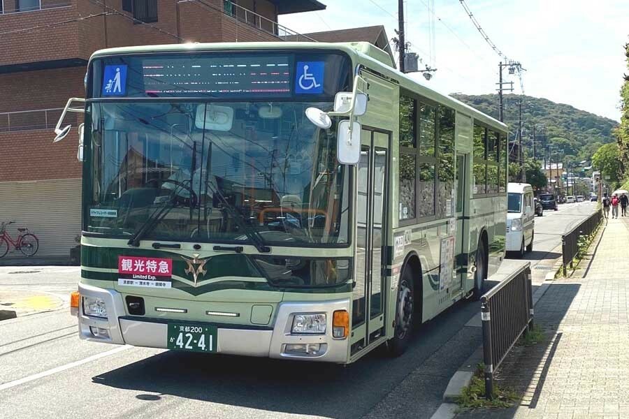 平安神宮近くを走る京都市の観光特急バス（画像：高田泰）