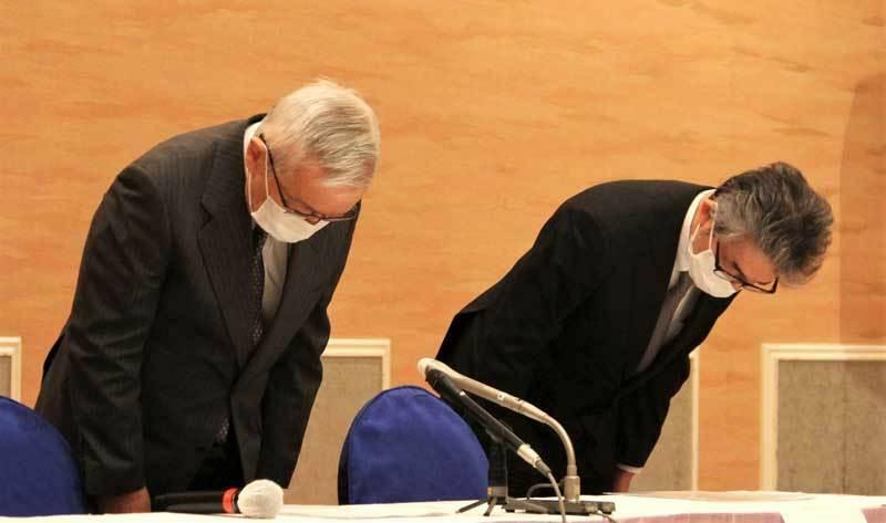 記者会見で謝罪する当時の校長（左）と医師会長＝2022年12月28日、木更津市