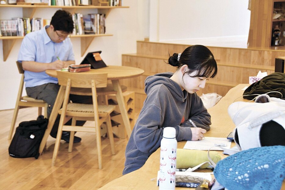 キノトコで勉強する子供たち