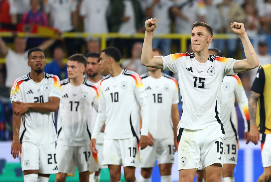 　サッカーの欧州選手権は２９日、ドイツ各地で決勝トーナメント１回戦を行い、開催国ドイツはデンマークに２─０で勝利。準々決勝進出を決めた。写真は勝利を喜ぶドイツの選手たち（２０２４年　ロイター/Kai Pfaffenbach）