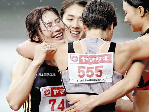 女子１００メートル障害で優勝し、寺田明日香（手前）らに祝福される福部真子（左端）