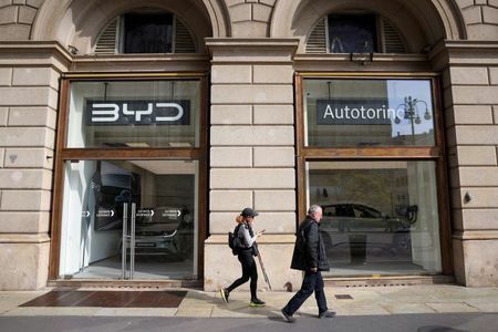 　６月１０日、    欧州は、中国自動車メーカーへの対応を巡って大いなる矛盾を抱えている。写真はミラノにあるBYDの店舗前で３月撮影（２０２４年　ロイター/Claudia Greco）