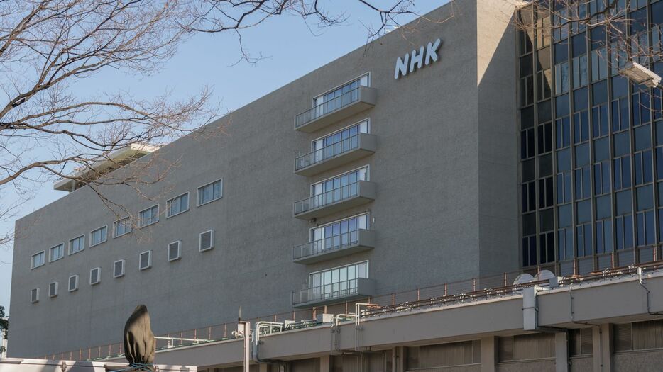 赤字でも黒字でも、批判が寄せられるNHK。稀有な組織と化した印象ですが、NHKのこれまでの商売の仕方への不満が積もった結果と言えるのではないでしょうか（写真：ニングル／PIXTA）