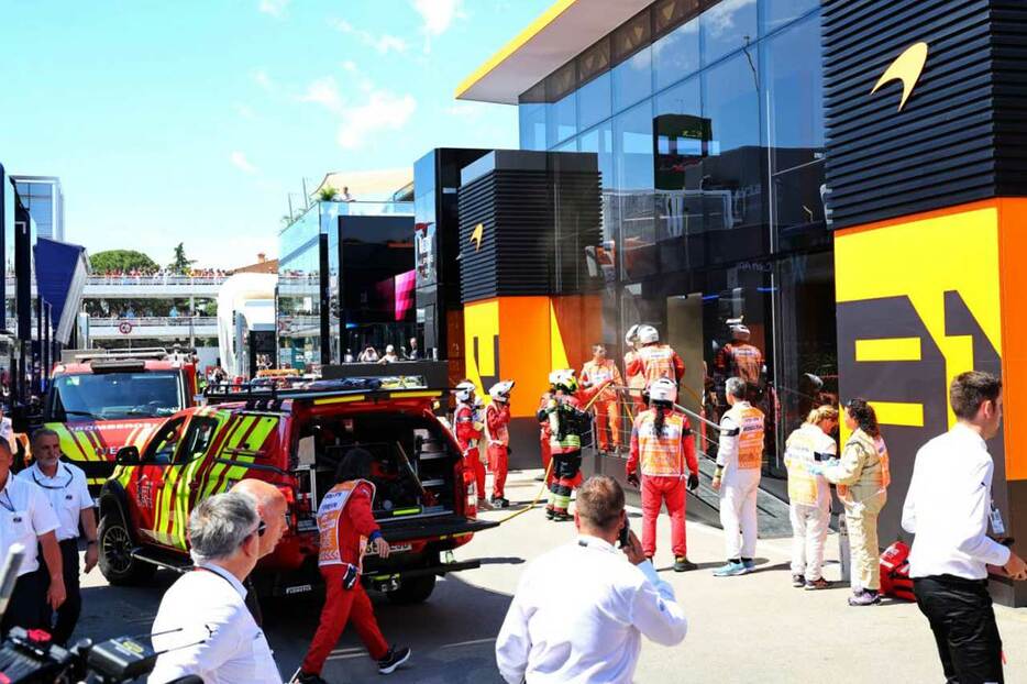 2024年F1第10戦スペインGP　マクラーレンのモーターホーム火災に対応する救急チームと消防隊
