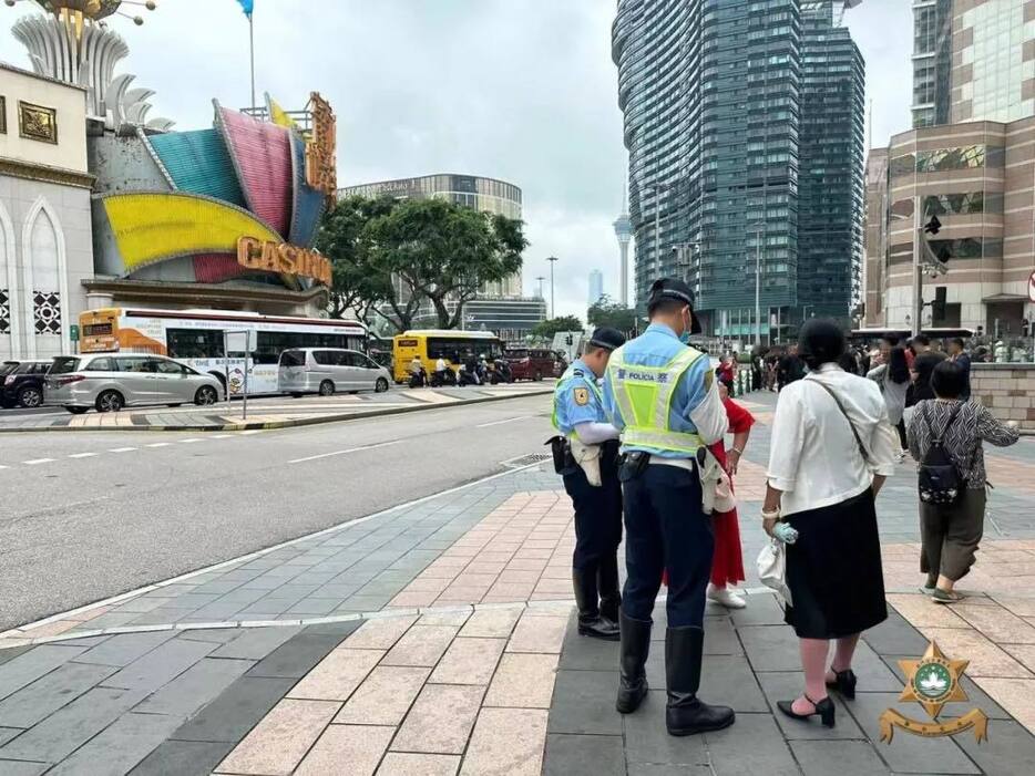 マカオ治安警察局が実施した歩行者の道路横断違反に対する取り締まりの様子＝マカオ半島・葡京路（写真：マカオ治安警察局）