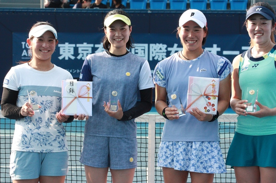 写真は（右から）女子ダブルス優勝の森崎可南子（橋本総業ホールディングス）、阿部宏美（EMシステムズ）、準優勝の細木祐佳（フリー）、光崎楓奈（フリー）（写真提供◎株式会社クリヤマスポーツプロモーションズ）