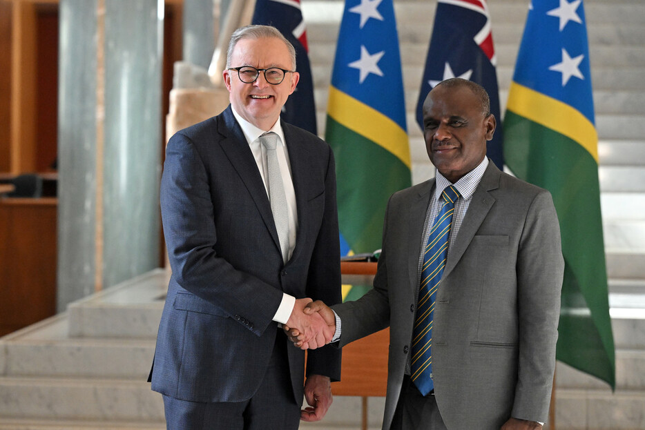 ２６日、キャンベラで握手するオーストラリアのアルバニージー首相（左）とソロモン諸島のマネレ首相（ＥＰＡ時事）