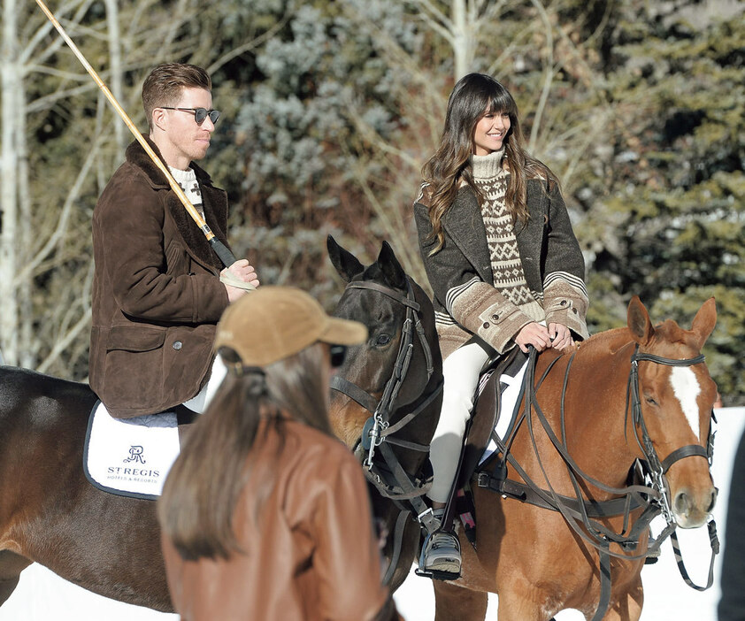 冬の社交場アスペンでは、鍛えた体幹を武器にスノーポロの馬に乗る姿を披露